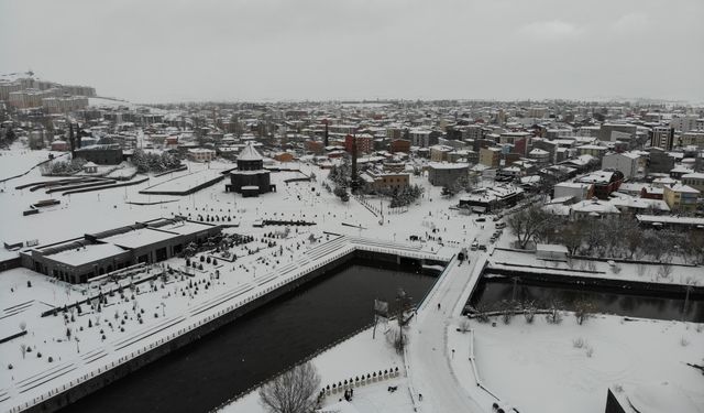 Kars beyaza gömüldü: 70 köy yolu kapandı