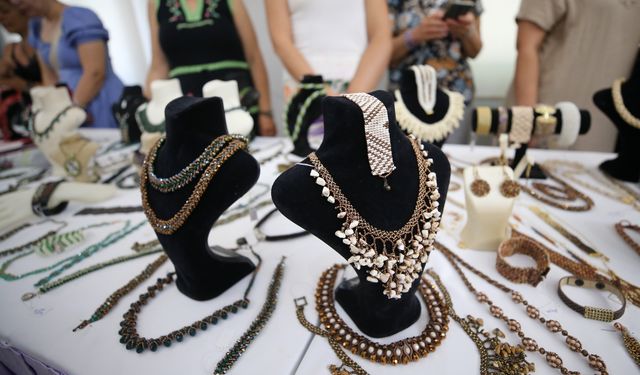 Karşıyaka’da mahalle merkezleri eğitim ve üretimle canlanıyor