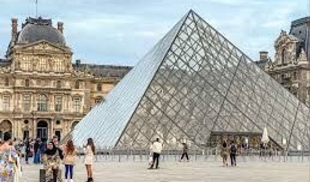 Louvre Müzesi'nde yeni kriz! Zarar 10 milyon euro