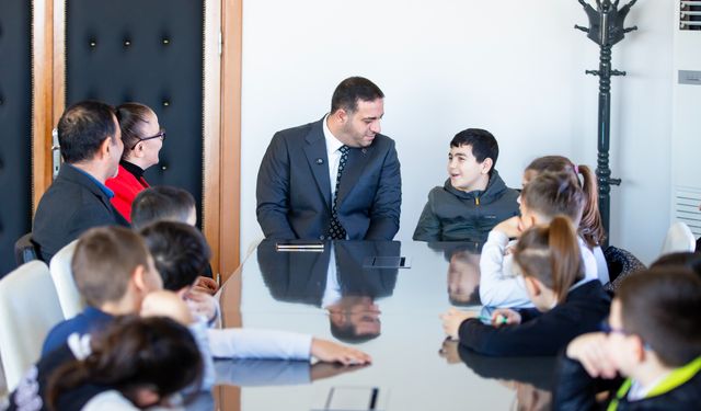 Başkanlık makamında miniklerden yoğun ilgi