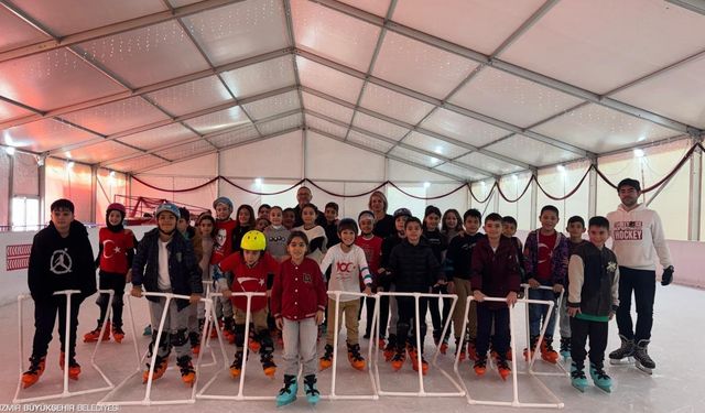 İzmir’de 1500 öğrenci ilk kez buz pistine çıktı