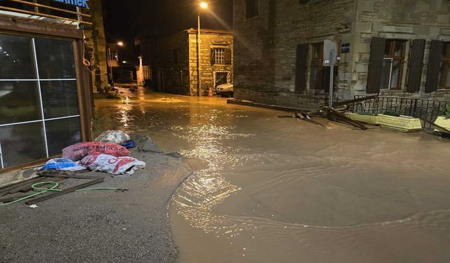 Sahil şeridinde kaos! Yeni Foça’yı sağanak vurdu