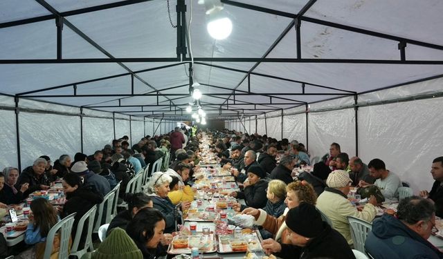 Çeşme'de yüzlerce kişi aynı sofrada buluştu