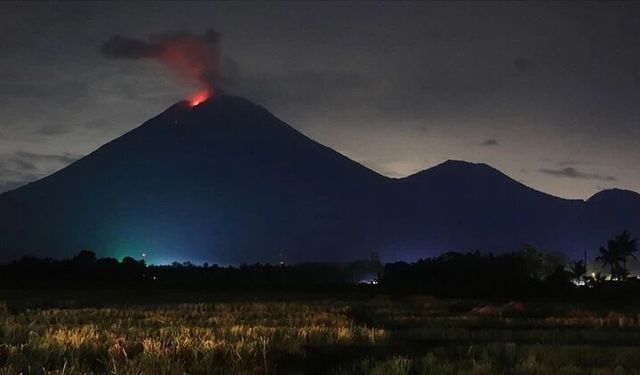 Semeru Yanardağı 3 saatte 7 kez patladı!