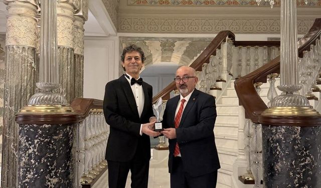 Akif Manaf’a Egeyön Barış Ödülü verildi