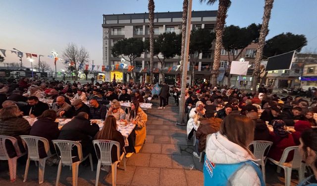 Dikili Cumhuriyet Meydanı’nda kurulan gönül sofraları yüzlerce vatandaşı buluşturdu