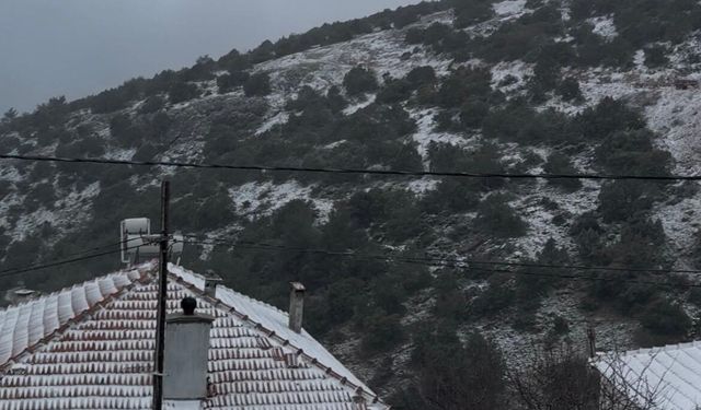İzmir’in yüksek kesimlerinde bayramda kar sürprizi