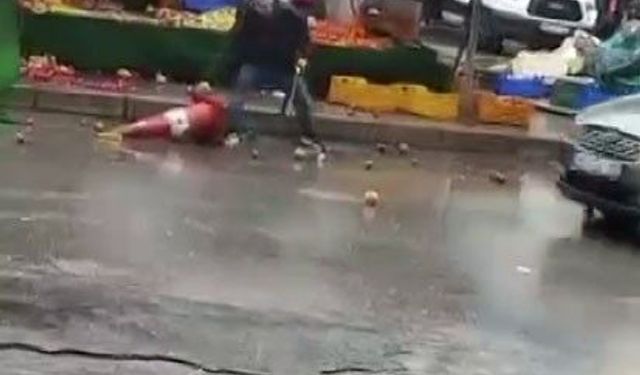 Bornova’da dehşet anları: Manav sokakta kasa fırlatıp satırla saldırdı