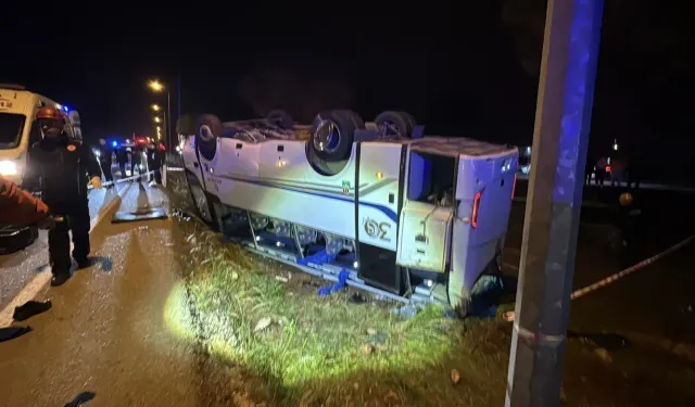 Antalya’da memurları taşıyan araç şarampole yuvarlandı!