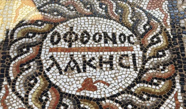 Syedra’da 1500 yıllık sürpriz: Antik konutta 'kıskanan çatlasın' yazıtı bulundu