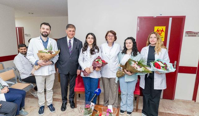 Başkan Tugay meslektaşlarıyla Tıp Bayramı’nı kutladı