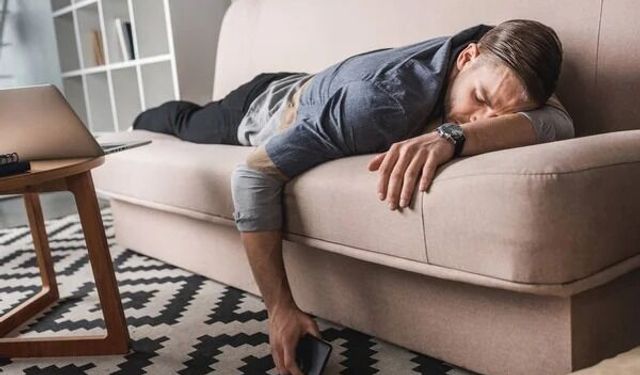 Biyolojik saati bozuyor, vücudu yıpratıyor... Kanepede uyuyanlar dikkat!