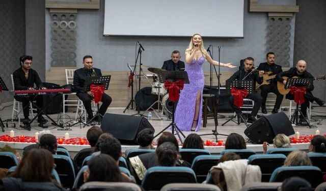 Bornova'da aşk şarkıları hep bir ağızdan söylendi