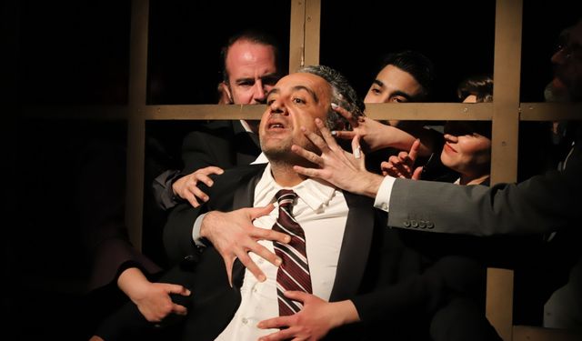 Bornova’da tiyatro gecesi: 'Kont Öderland' ayakta alkışlandı