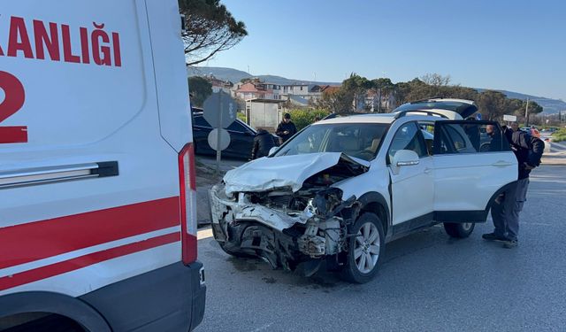 Çanakkale-İzmir yolunda feci kaza... Yolcu minibüsü ile otomobil çarpıştı: Yaralılar var