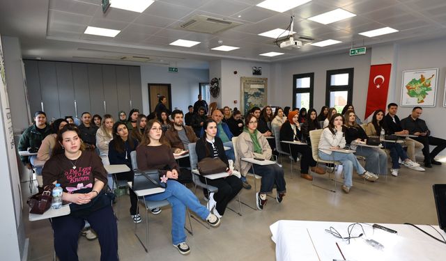 Gençler Efes Tarlası Yaşam Köyü’nde kariyer fırsatlarını dinledi