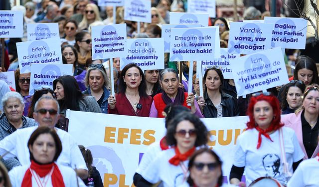 Efes Selçuk’ta kadınlar sokakları salladı