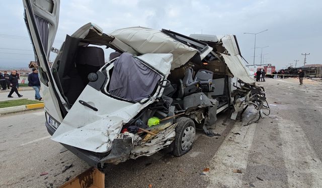 Freni patlayan tır kazaya neden oldu: Öğrenci servisi dahil 7 araç birbirine girdi!