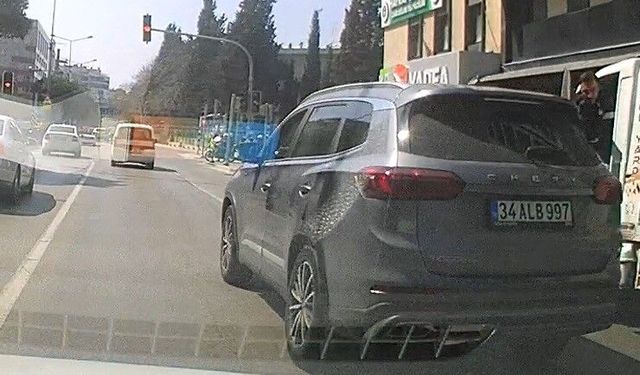 İzmir trafiğinde kural tanımaz sürücü böyle görüntülendi