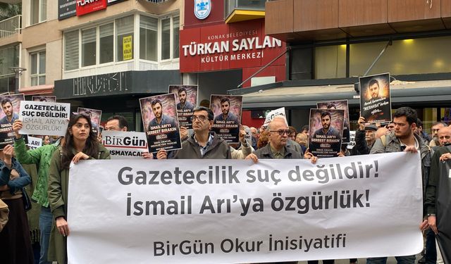 İzmir’de Gazetecilerden İsmail Arı’ya dayanışma