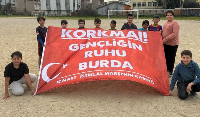 İzmir’de gençler İstiklal Marşı’nı coşkuyla andı