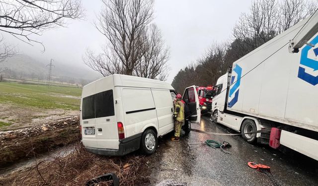 İzmir'de otomobil ile tır çarpıştı: Yaralılar var