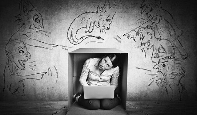 Dijital dünyada "kadın" olmak: Taciz riski erkeklere göre 27 kat daha fazla!