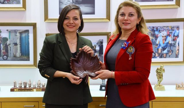 Karabağlar’da iftar buluşmasına Asu Kaya konuk oldu