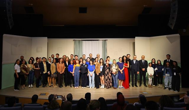 Karabağlar’da tiyatro coşkusu Dünya Tiyatrolar Günü’nde yaşandı