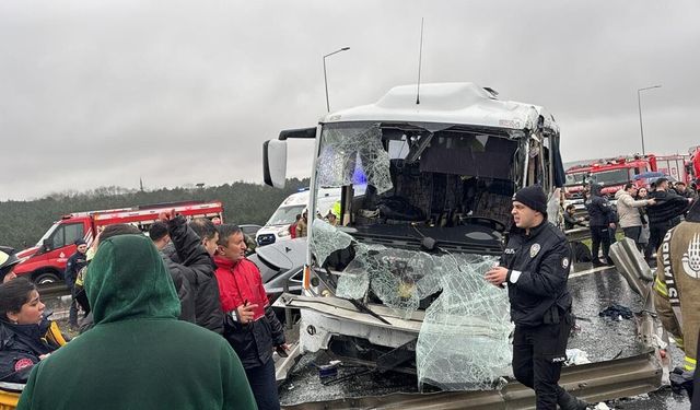 Kuzey Marmara Otoyolu'nda polis servisi kaza yaptı: 30 yaralı