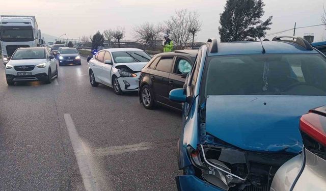 Manisa’da 4 araç birbirine girdi: Yaralılar var