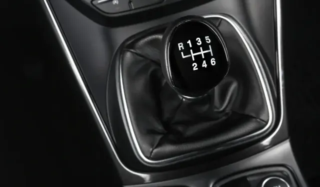 Üçüncü pedalın vedası: Manuel vitesli otomobiller tarih mi oluyor?