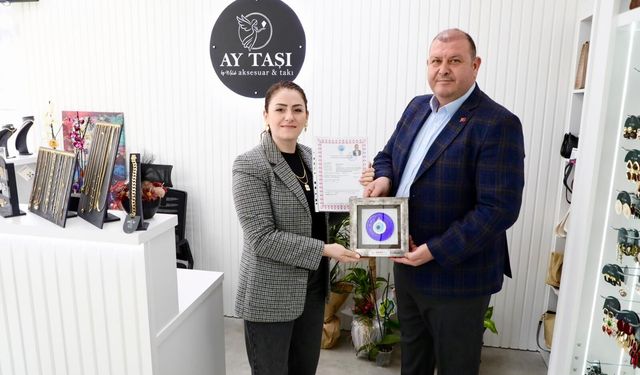 Menderes’te Başkan Çiçek’ten eşine ruhsat teslimi