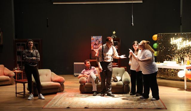 Menemenli oyuncular sahnede