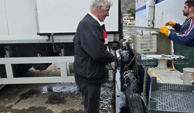 Ramazan’da balıkçı hamsiyi bedava dağıttı!