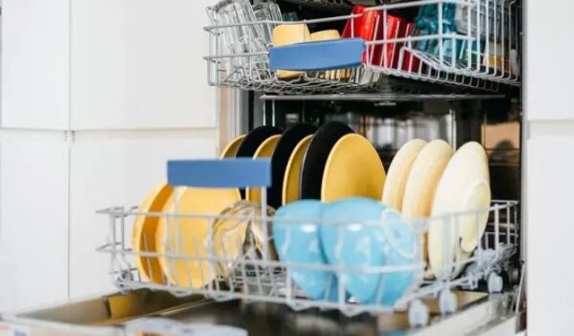 Sakın makineye atmayın! Mutfak eşyalarınızın ömrünü tek yıkamada bitirebilir