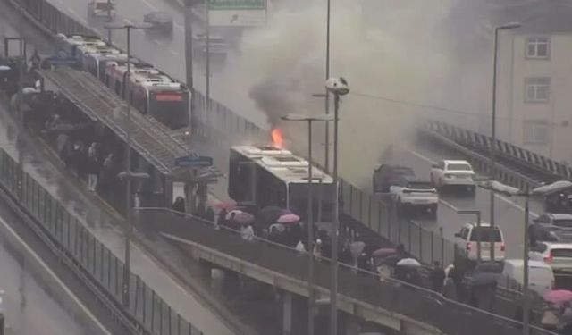 Şişli'de metrobüste yangın! Çok sayıda ekip olay yerinde