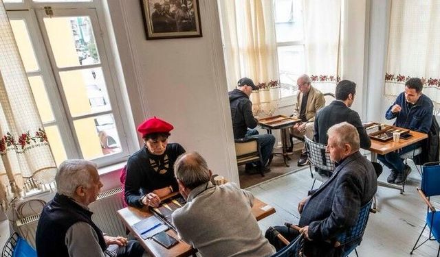 İzmir Gazeteciler Cemiyeti Tavla Turnuvasında şampiyon belirlendi