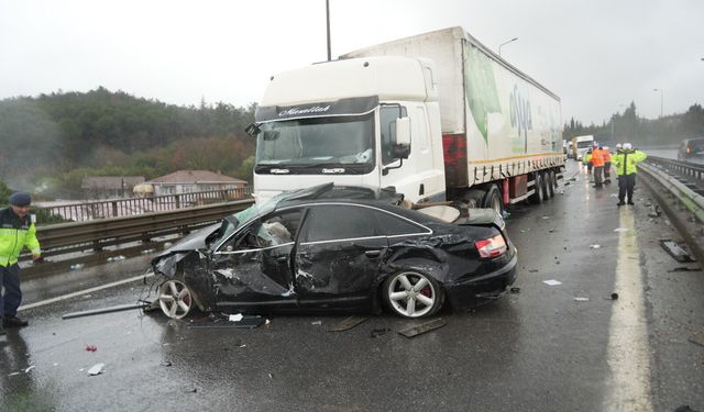 TEM'de 6 araç birbirine girdi: Otoyol suya gömüldü!