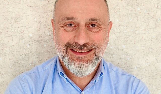 İzmir basınının deneyimli ismi Turan Gültekin yeni görevine başladı