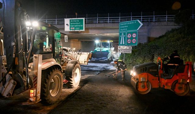 Bornova’da yağmur sonrası asfalt mesaisi başladı