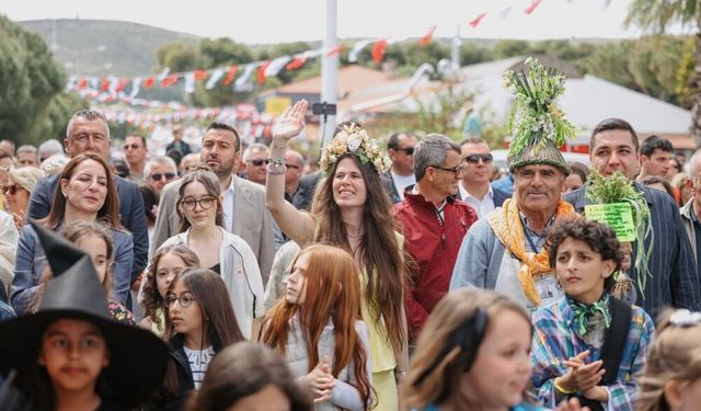 Alaçatı Ot Festivali Korteji 23 Nisan coşkusuyla yürüdü