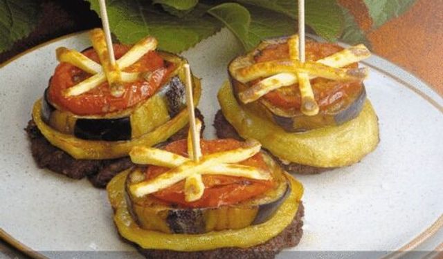 Kat kat diziliyor, Fırında lezzete dönüşüyor: Apartman köfte trendi!