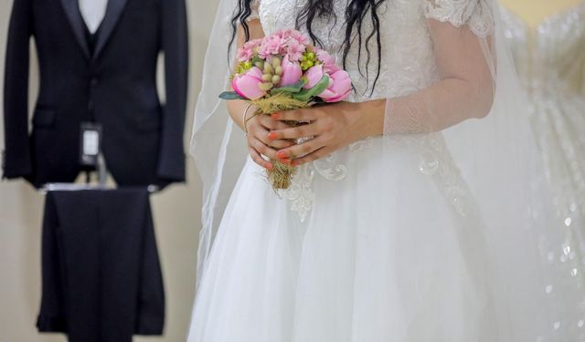 Düğün hazırlığı yapan çiftlere Bayraklı’dan anlamlı destek