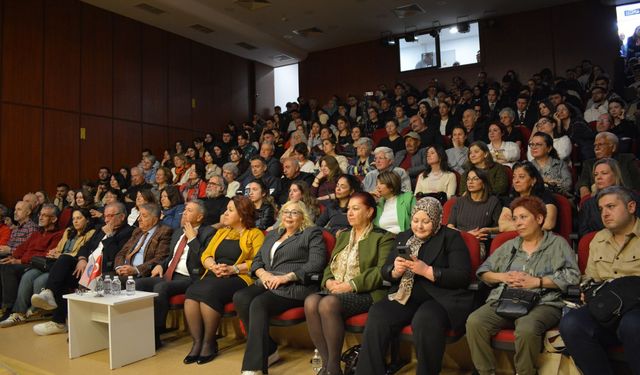 Ege Üniversitesi’nde Bedia Akartürk kulakların pasını sildi