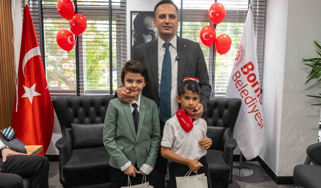 Bornova’da 23 Nisan’da makam koltuğu çocuklara devredildi