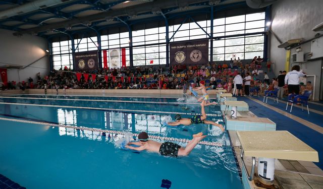 Buca’da 23 Nisan coşkusu havuza taştı