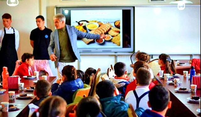 Çeşme’de öğrenciler sağlıklı beslenmeyi yerinde öğrendi
