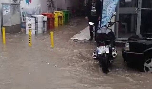 Dikili’de sağanak yağmur hayatı felç etti