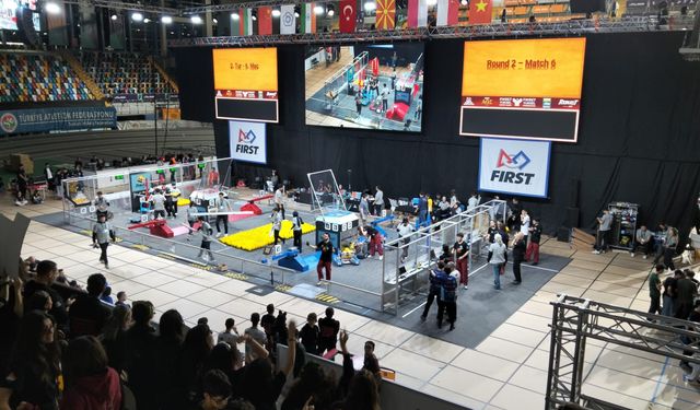 Ege’den gençler FRC robotik yarışmasında yeteneklerini sergiledi